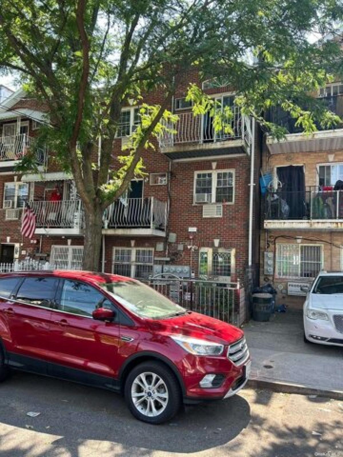 Picture of Home For Sale in Corona, New York, United States