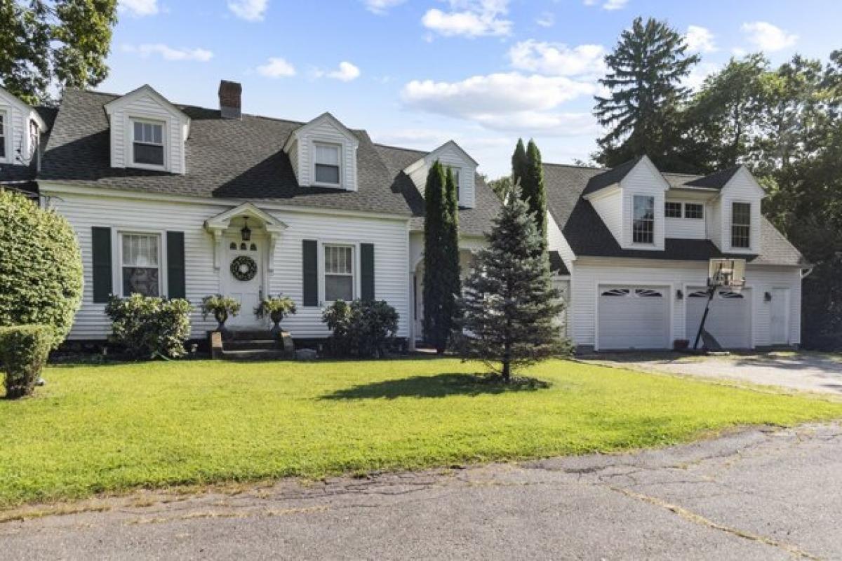 Picture of Home For Sale in Middlebury, Connecticut, United States