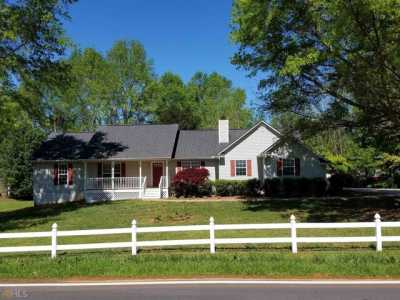 Home For Rent in Oakwood, Georgia