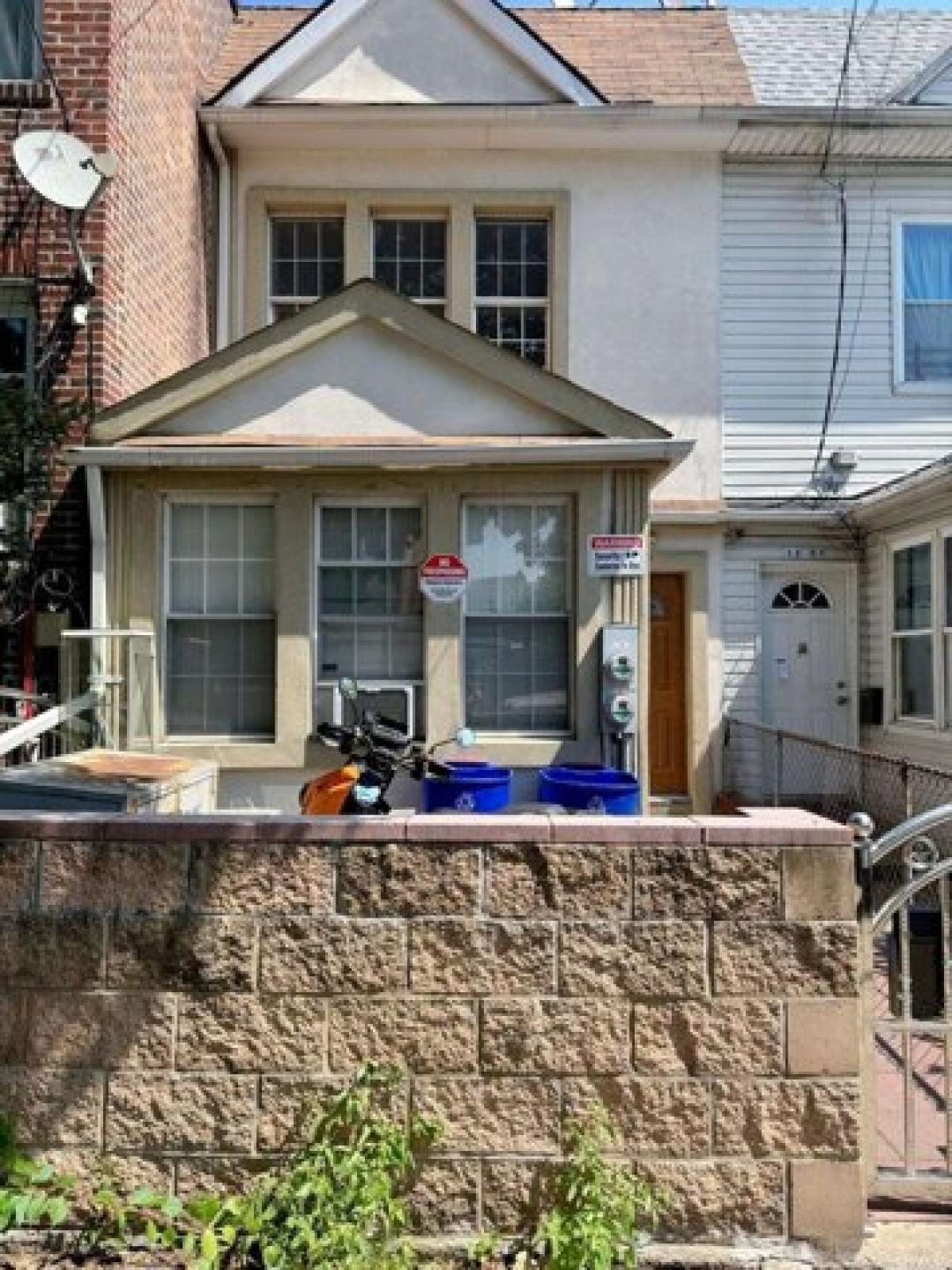 Picture of Home For Sale in East Elmhurst, New York, United States