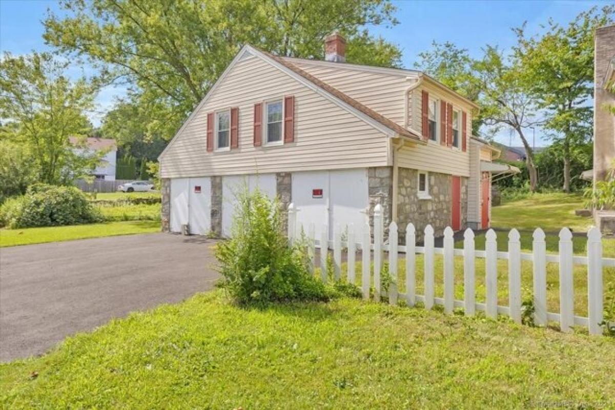 Picture of Home For Sale in Watertown, Connecticut, United States