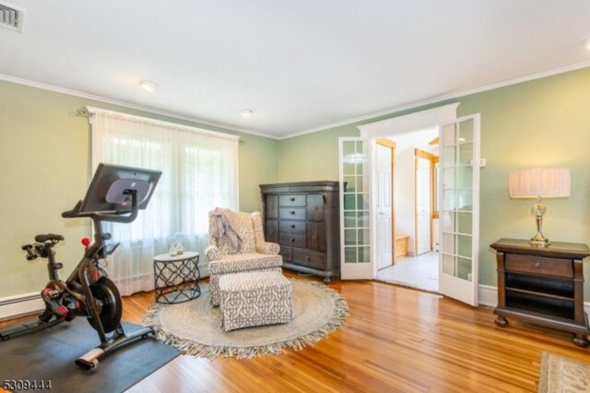 Picture of Home For Sale in West Caldwell, New Jersey, United States