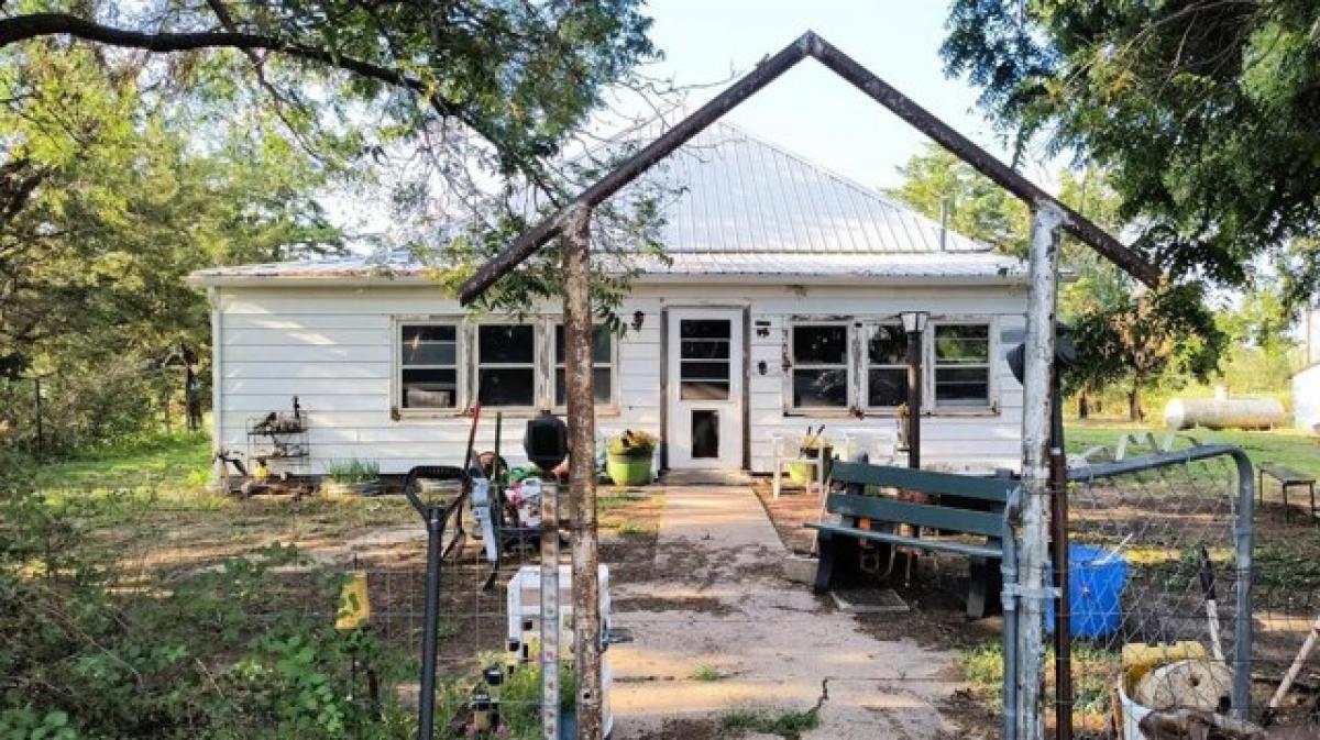 Picture of Home For Sale in Larned, Kansas, United States