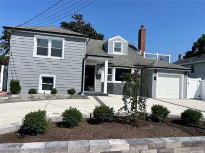 Home For Sale in Oceanside, New York