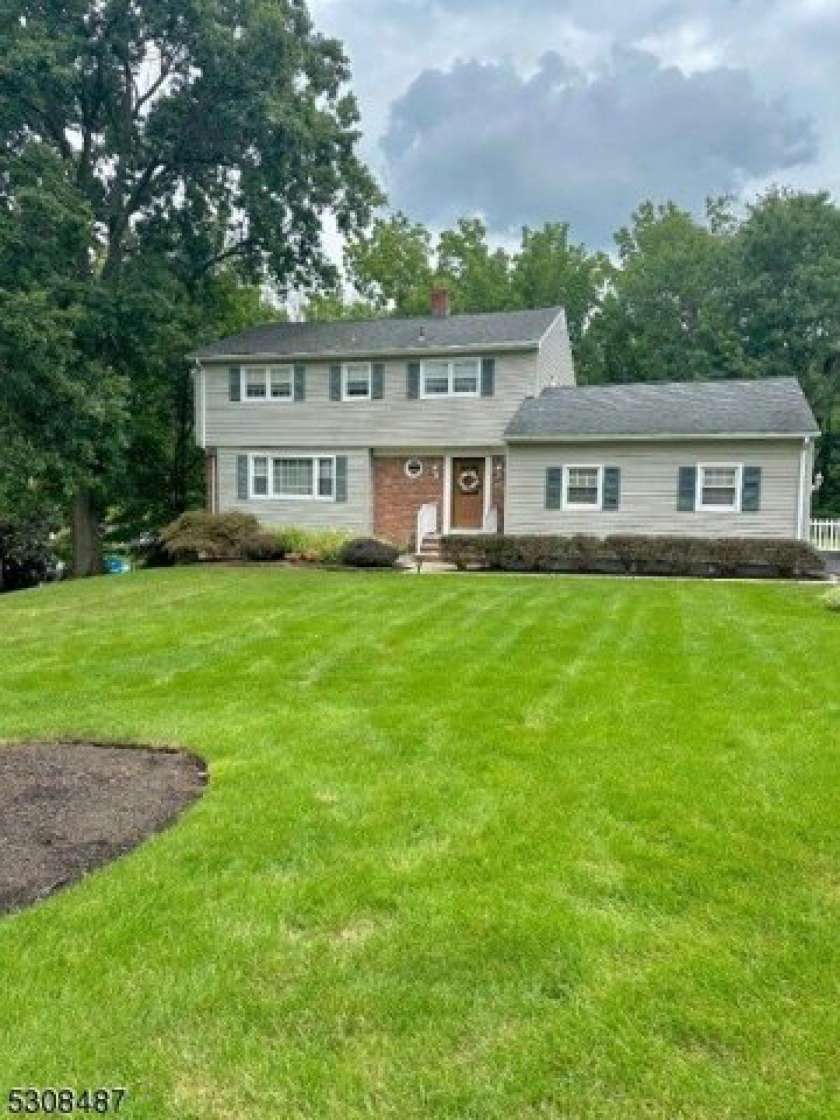 Picture of Home For Sale in Roseland, New Jersey, United States