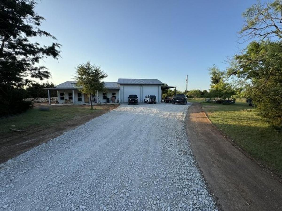 Picture of Home For Sale in Blum, Texas, United States