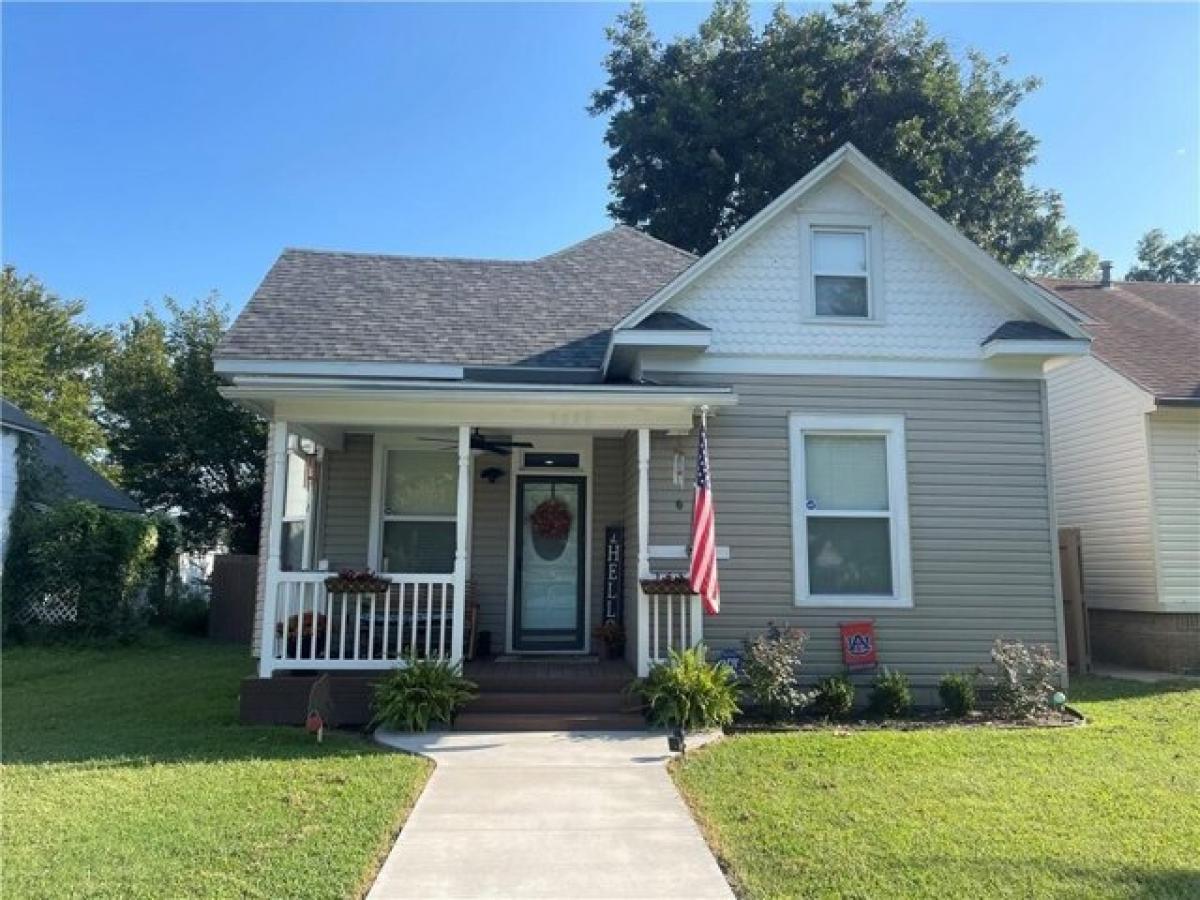 Picture of Home For Sale in Parsons, Kansas, United States