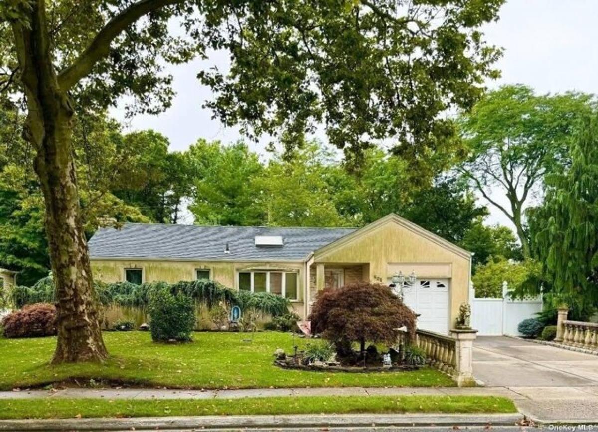 Picture of Home For Sale in West Hempstead, New York, United States