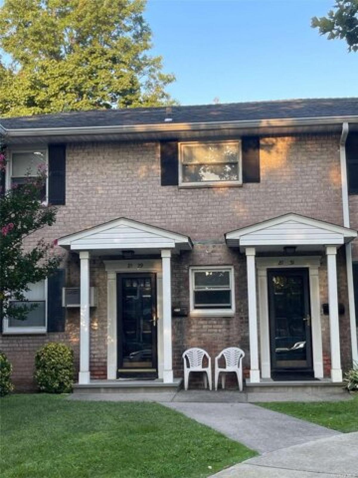 Picture of Home For Sale in New Hyde Park, New York, United States