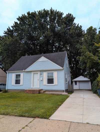 Home For Sale in Saint Clair Shores, Michigan