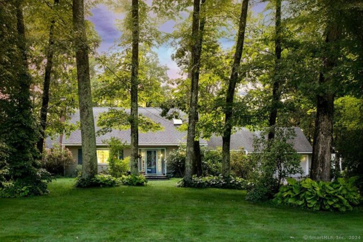 Picture of Home For Sale in Simsbury, Connecticut, United States