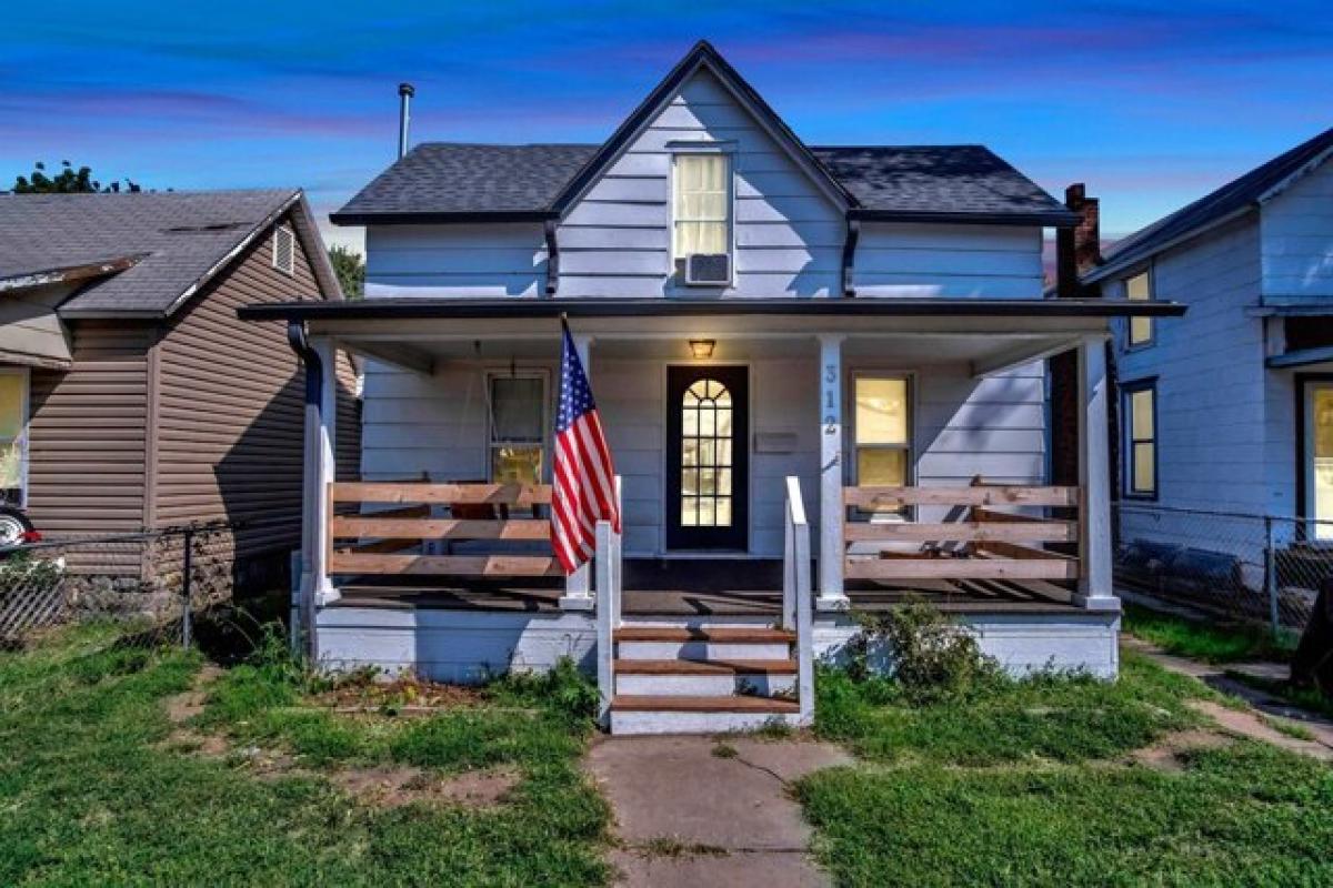 Picture of Home For Sale in Newton, Kansas, United States