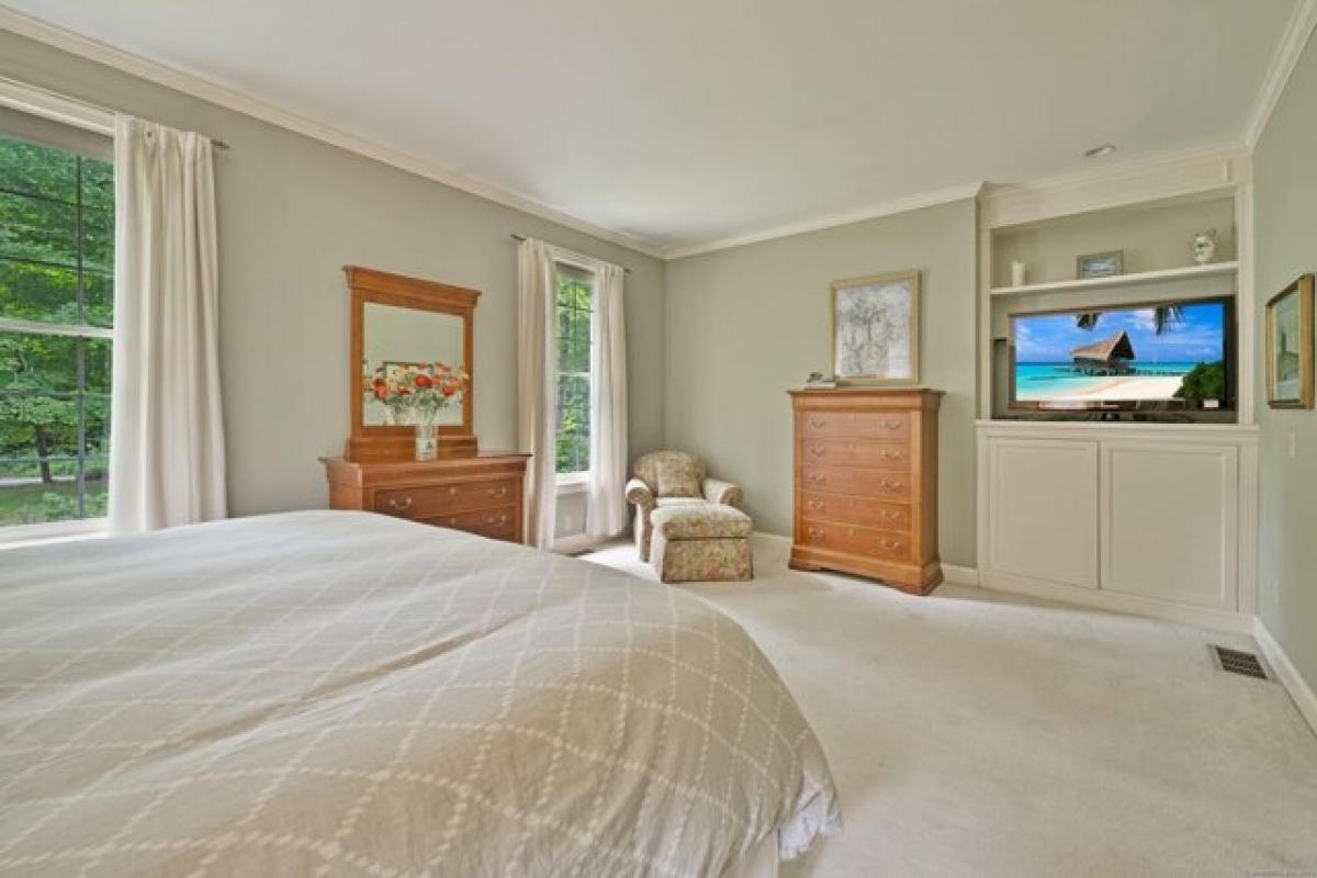 Picture of Home For Sale in North Haven, Connecticut, United States