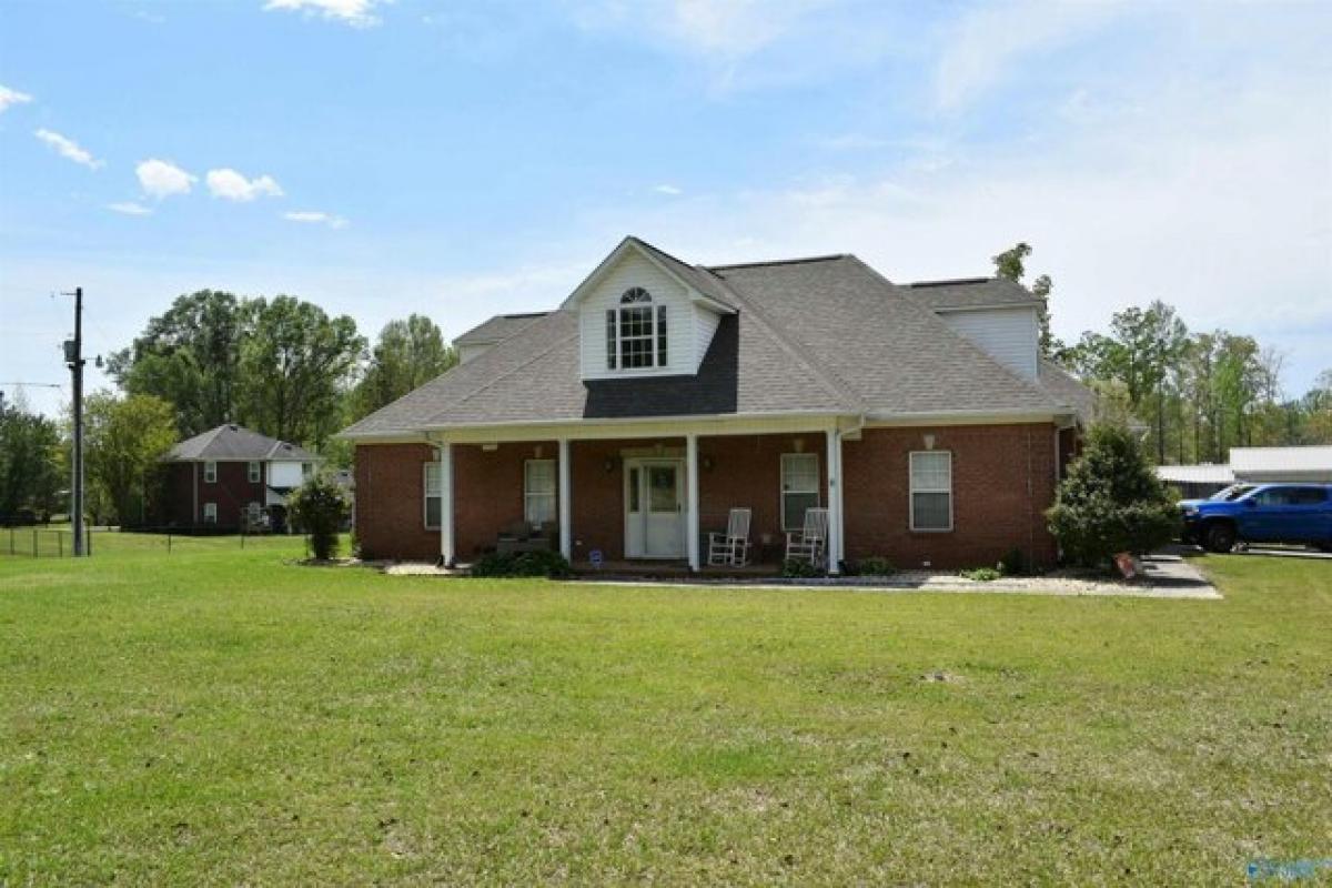 Picture of Home For Sale in Moulton, Alabama, United States