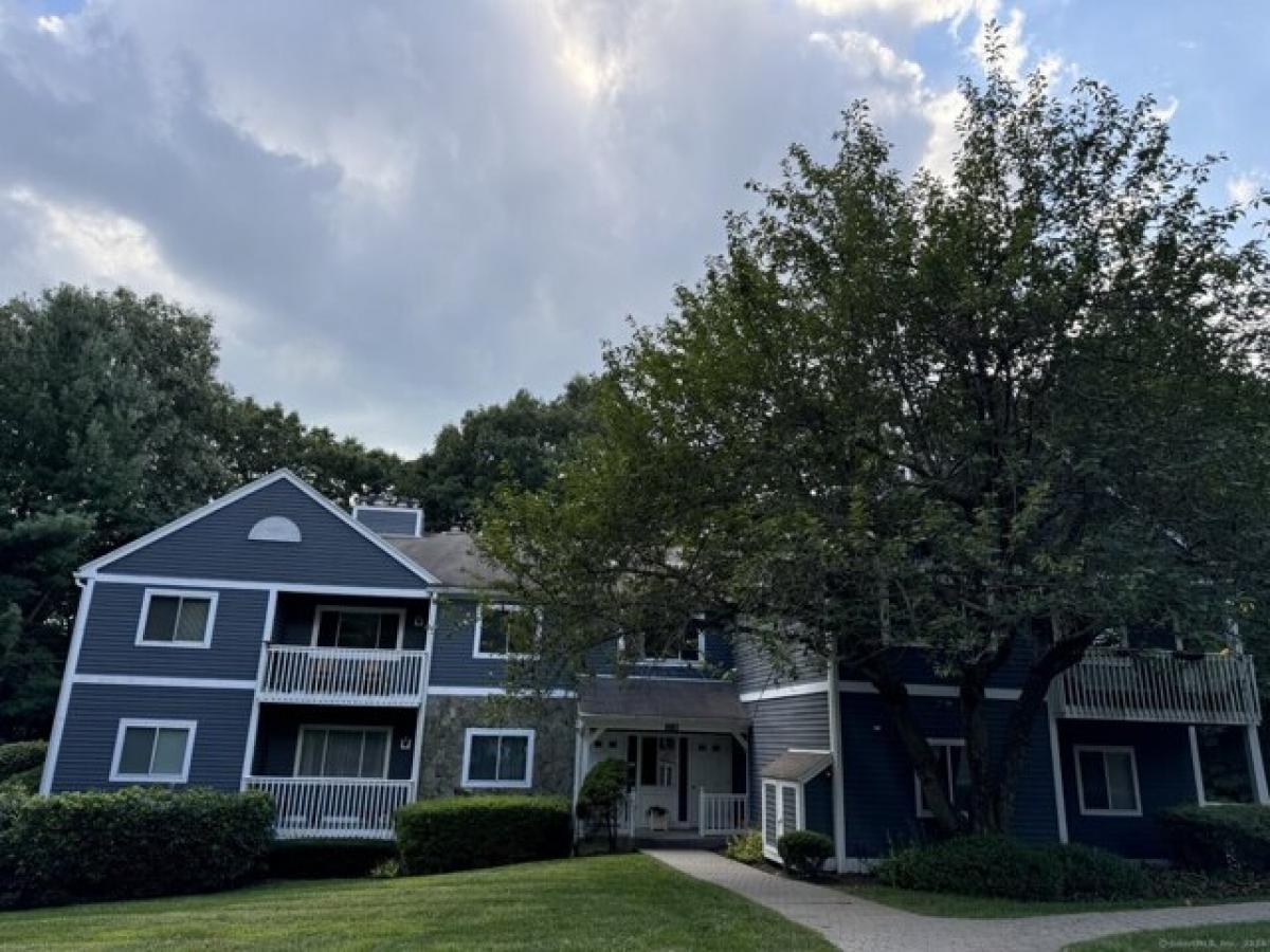 Picture of Home For Sale in Monroe, Connecticut, United States