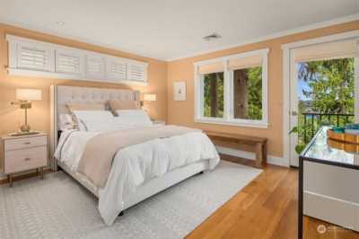 Home For Sale in Bainbridge Island, Washington