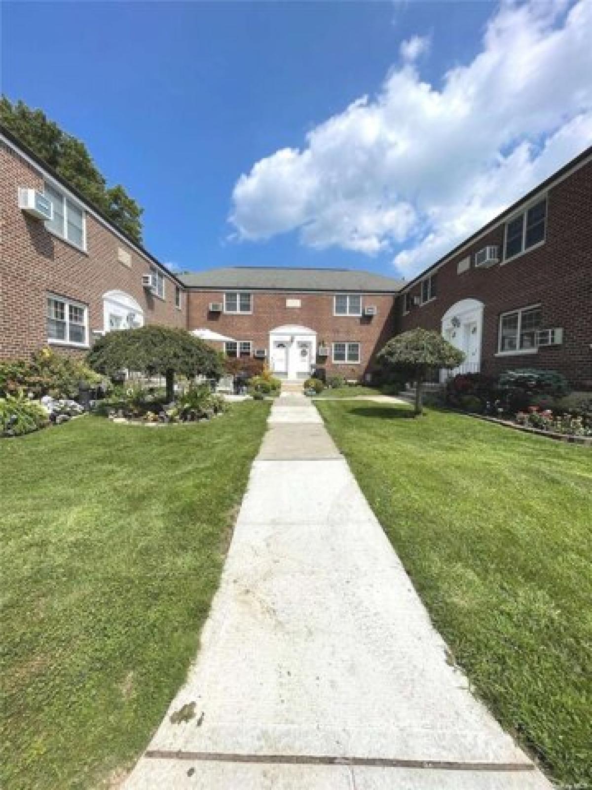 Picture of Home For Sale in Little Neck, New York, United States