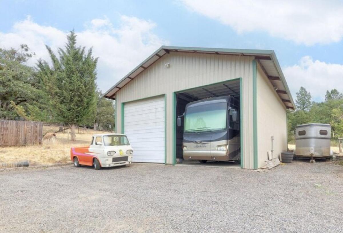 Picture of Home For Sale in Gold Hill, Oregon, United States