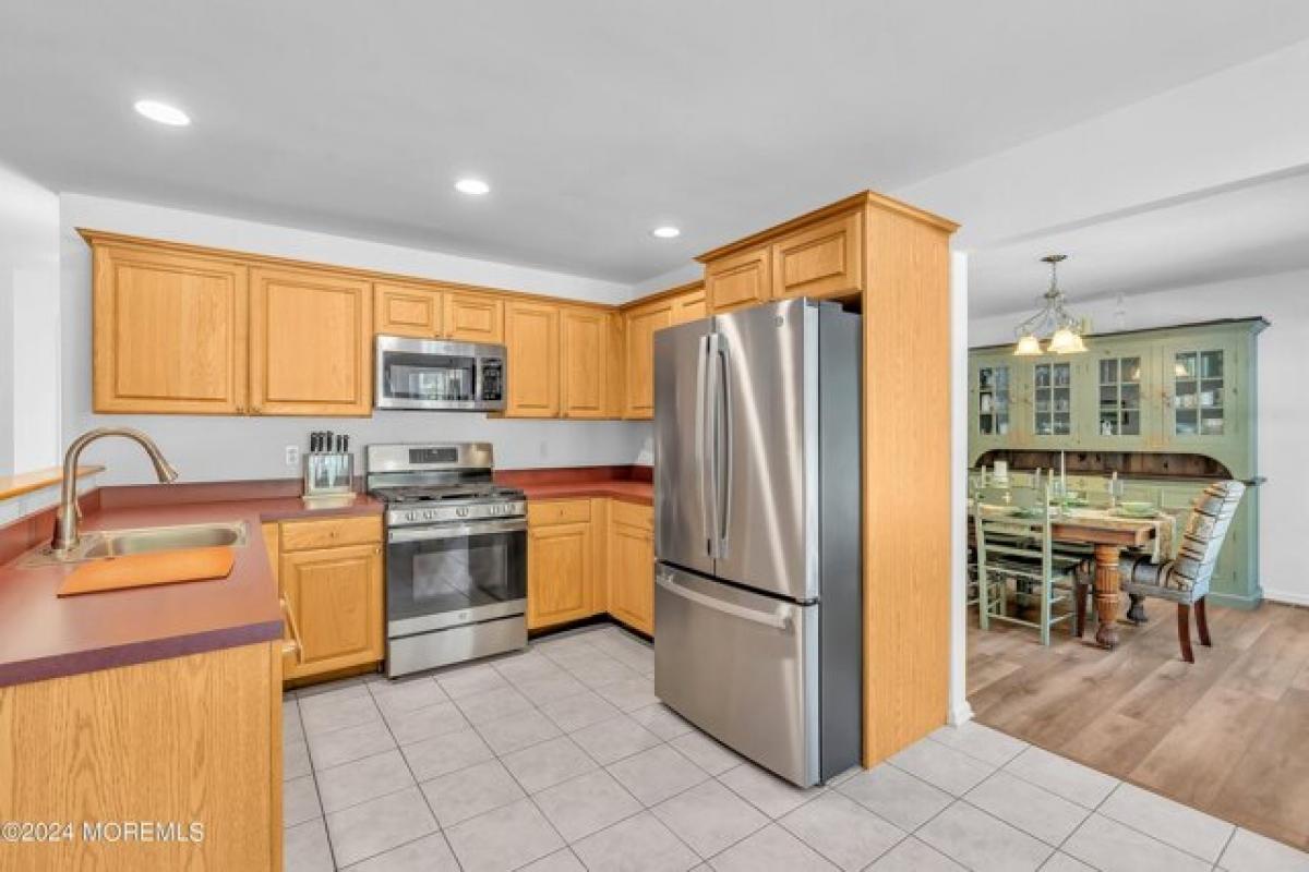 Picture of Home For Sale in Tinton Falls, New Jersey, United States