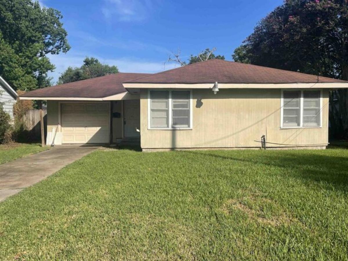 Picture of Home For Sale in Groves, Texas, United States