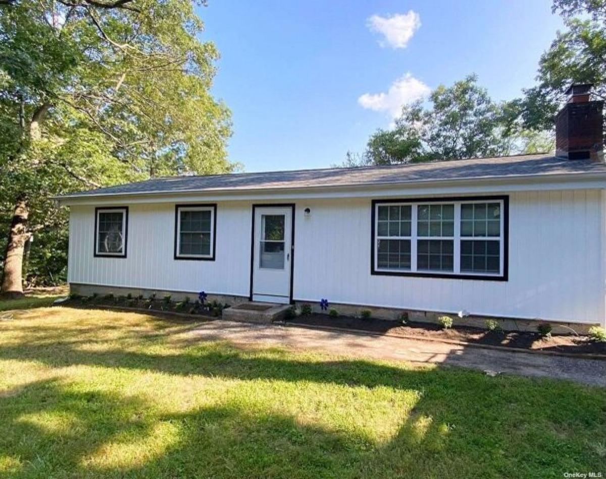 Picture of Home For Sale in Medford, New York, United States