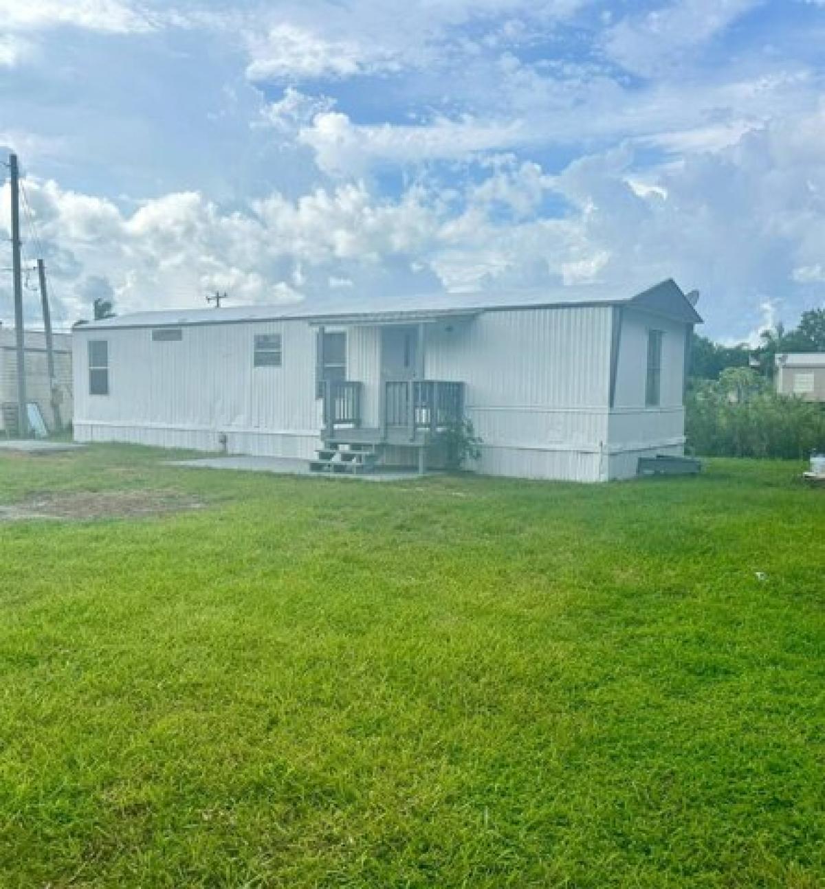 Picture of Home For Sale in Moore Haven, Florida, United States