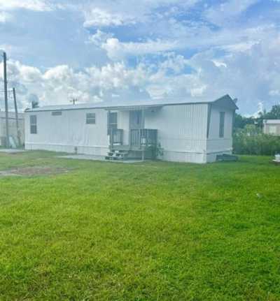 Home For Sale in Moore Haven, Florida