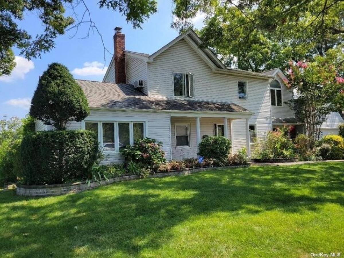 Picture of Home For Sale in Westbury, New York, United States