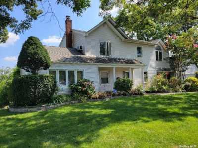 Home For Sale in Westbury, New York