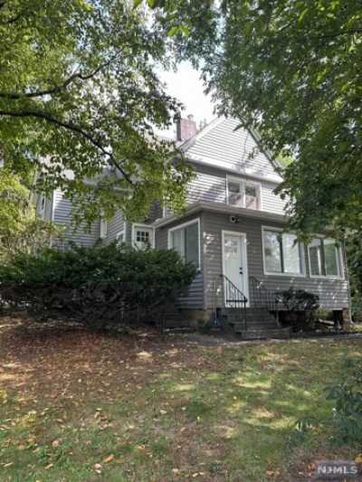 Home For Sale in Leonia, New Jersey