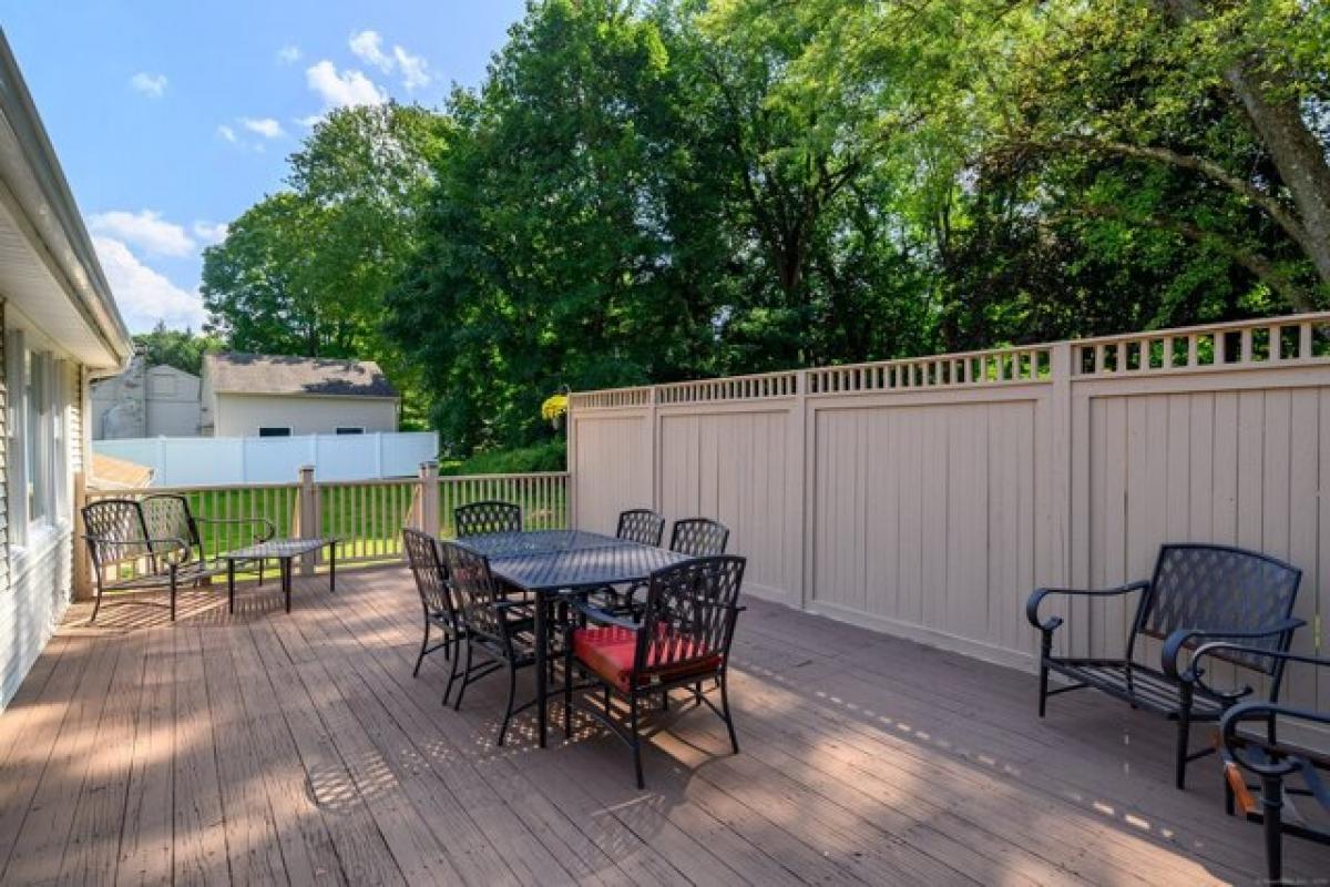 Picture of Home For Sale in Newtown, Connecticut, United States