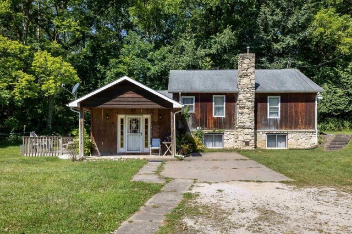 Picture of Home For Sale in East Dubuque, Illinois, United States