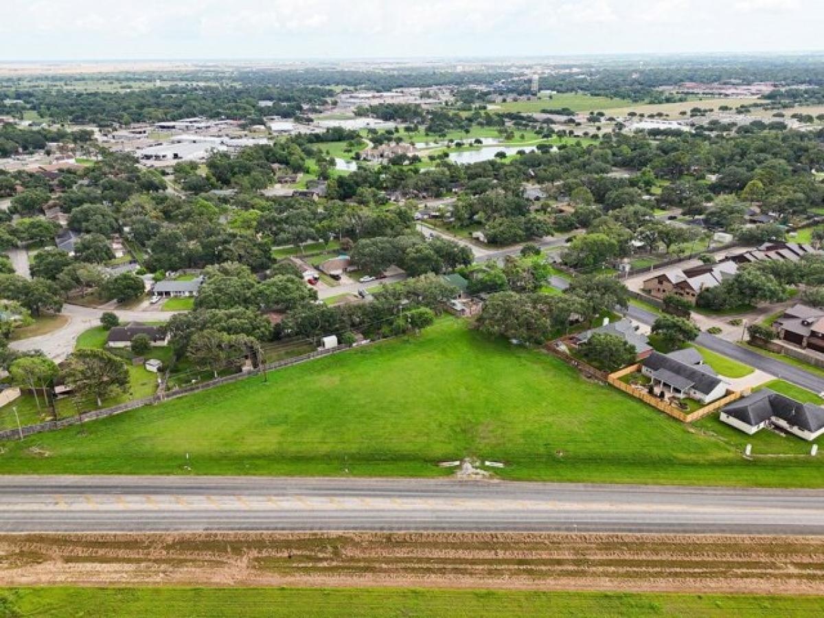 Picture of Residential Land For Sale in El Campo, Texas, United States