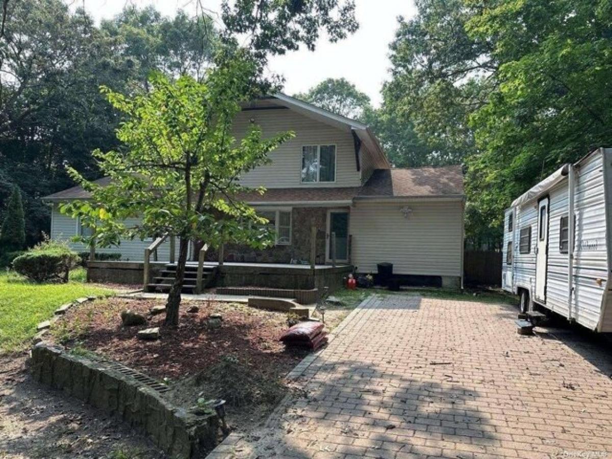 Picture of Home For Sale in Ronkonkoma, New York, United States