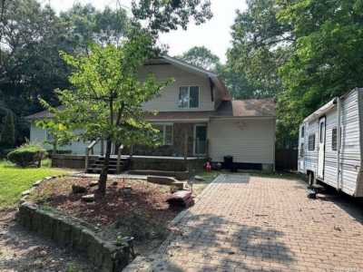 Home For Sale in Ronkonkoma, New York