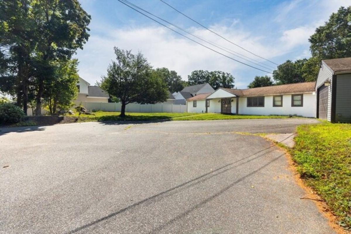 Picture of Home For Sale in Foxboro, Massachusetts, United States