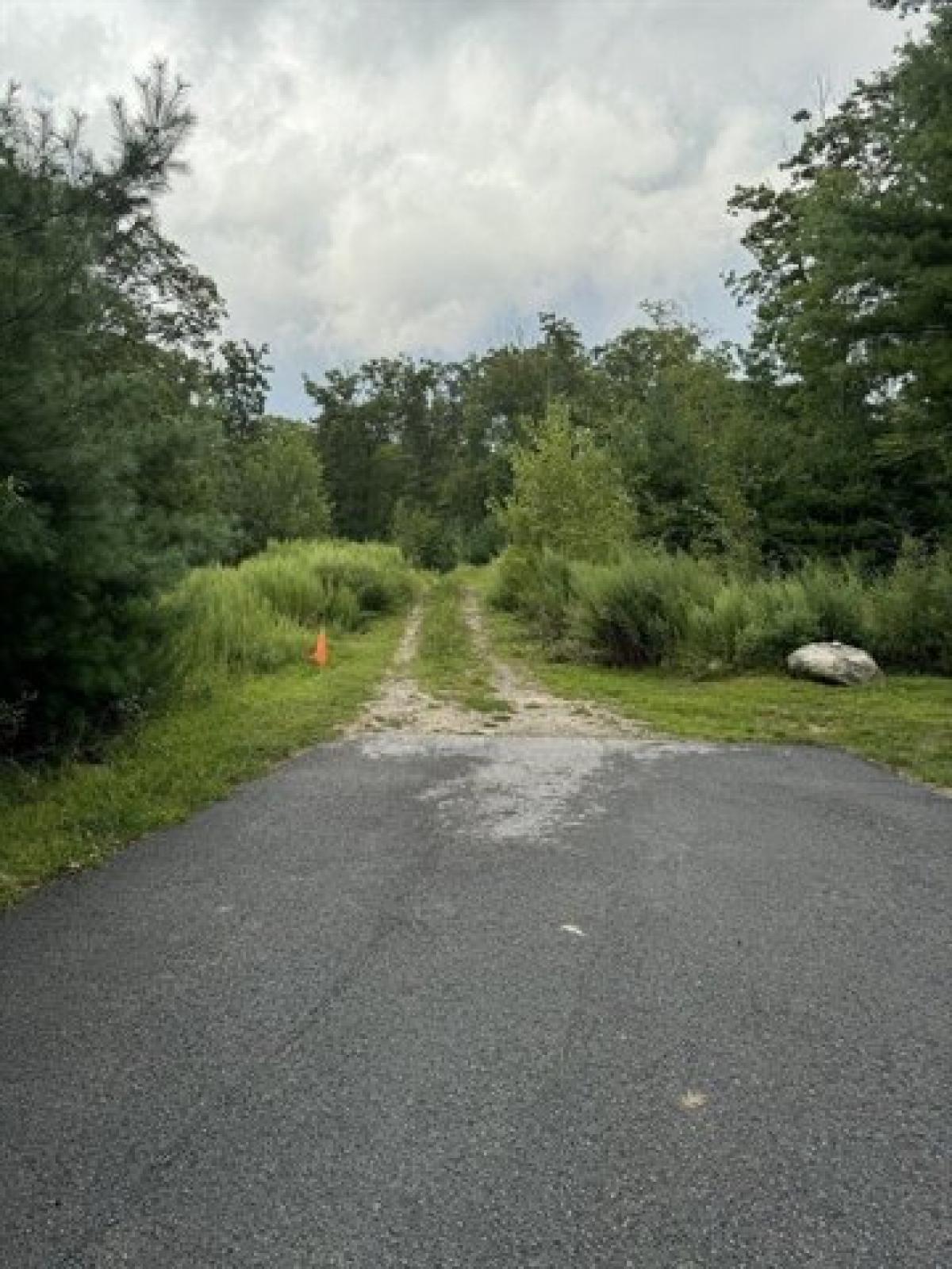 Picture of Residential Land For Sale in Sutton, Massachusetts, United States