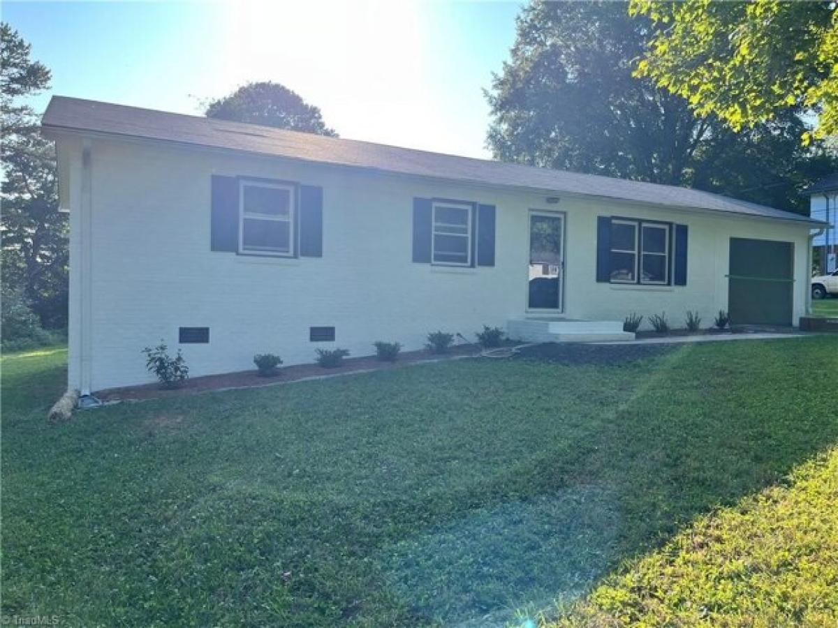 Picture of Home For Sale in Dobson, North Carolina, United States