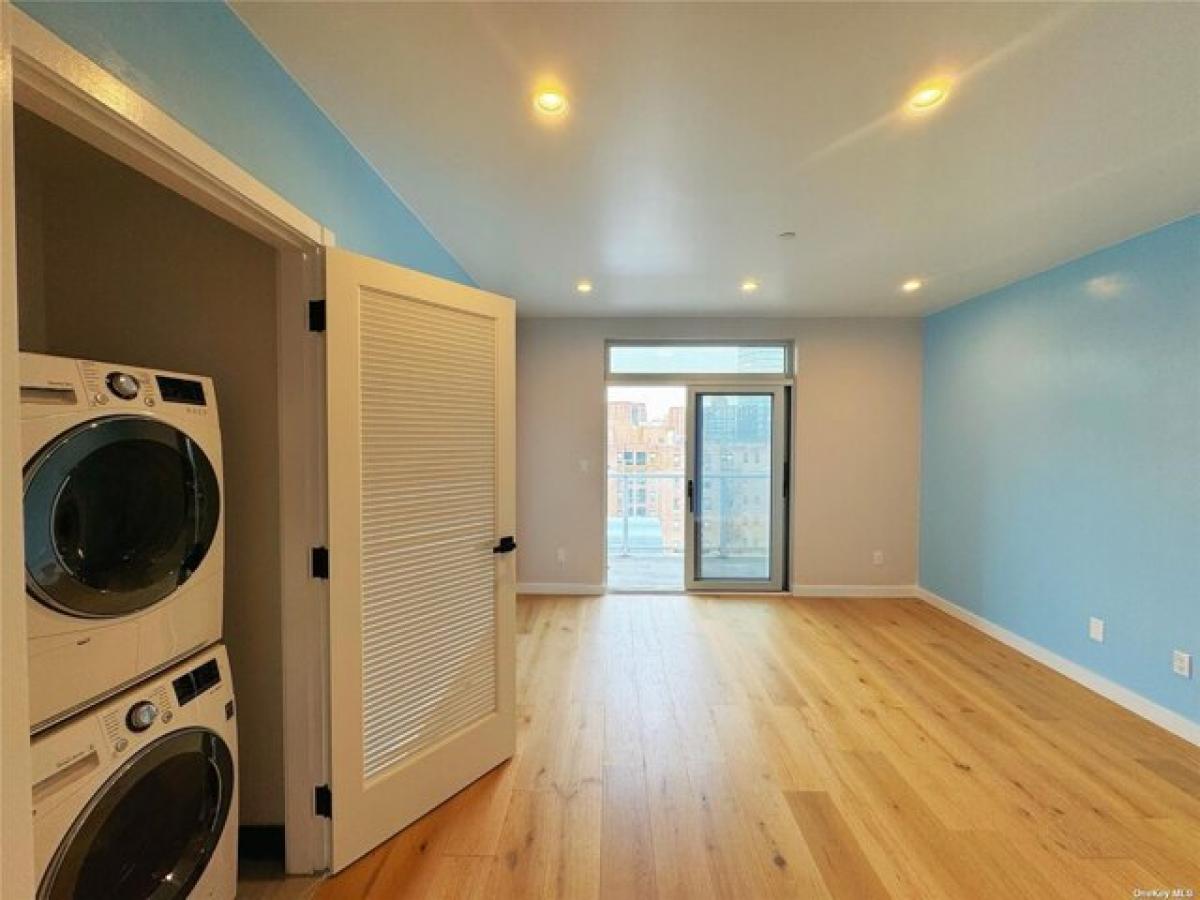 Picture of Home For Sale in Rego Park, New York, United States