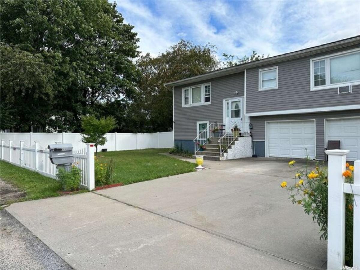 Picture of Home For Sale in Bay Shore, New York, United States