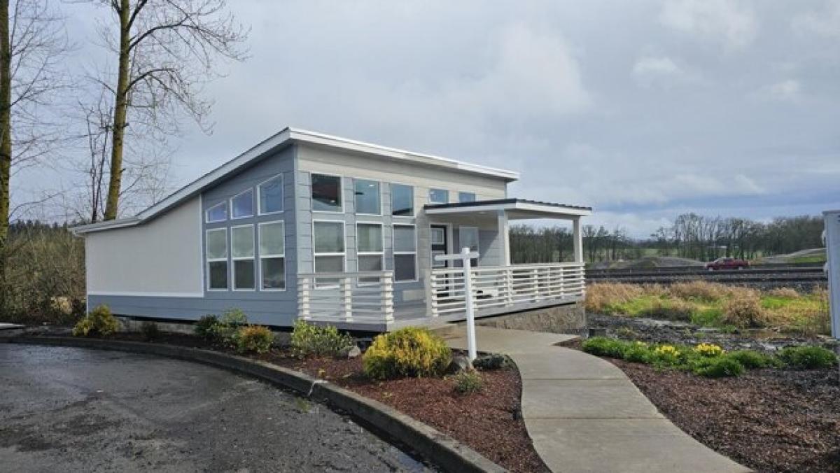 Picture of Home For Sale in Powell Butte, Oregon, United States