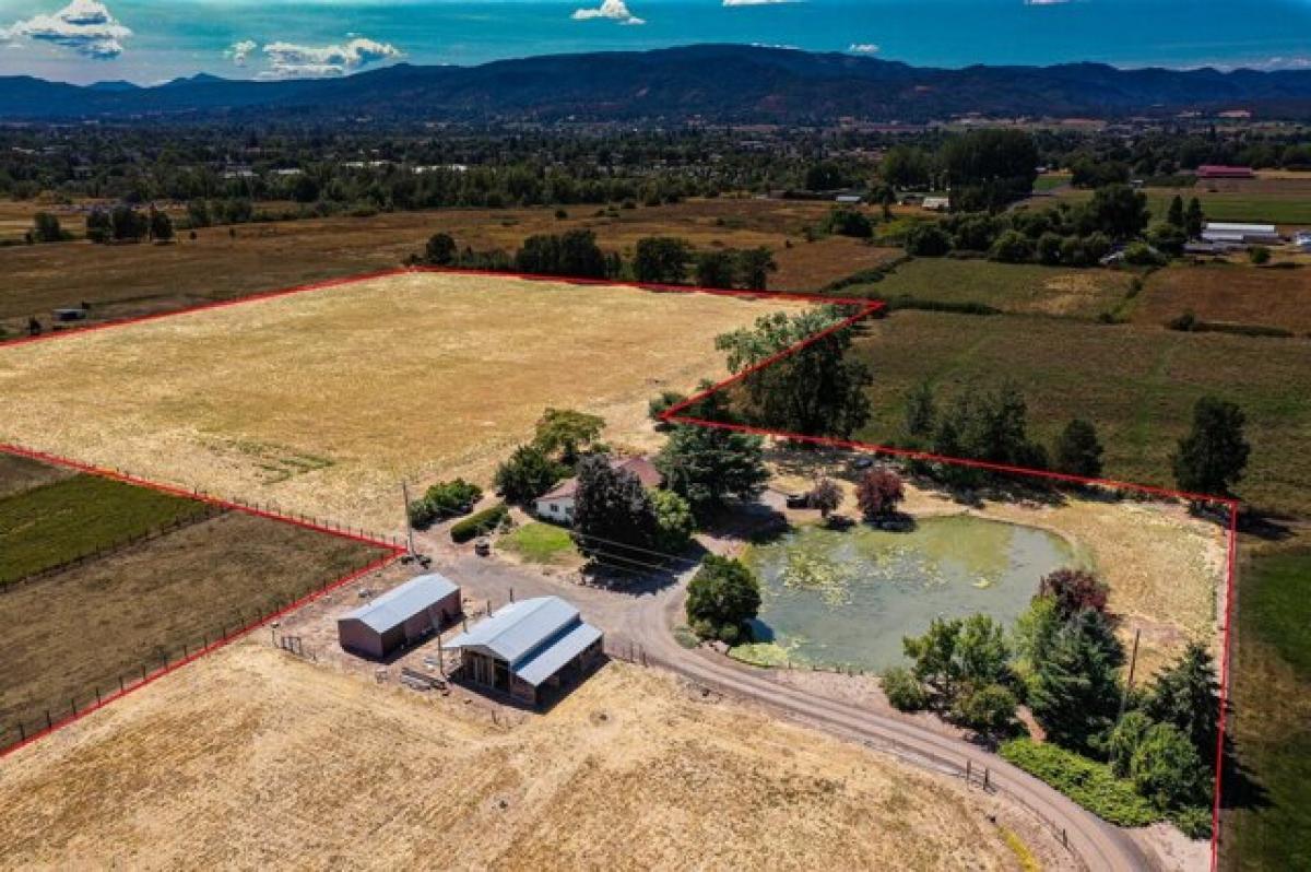 Picture of Home For Sale in Central Point, Oregon, United States