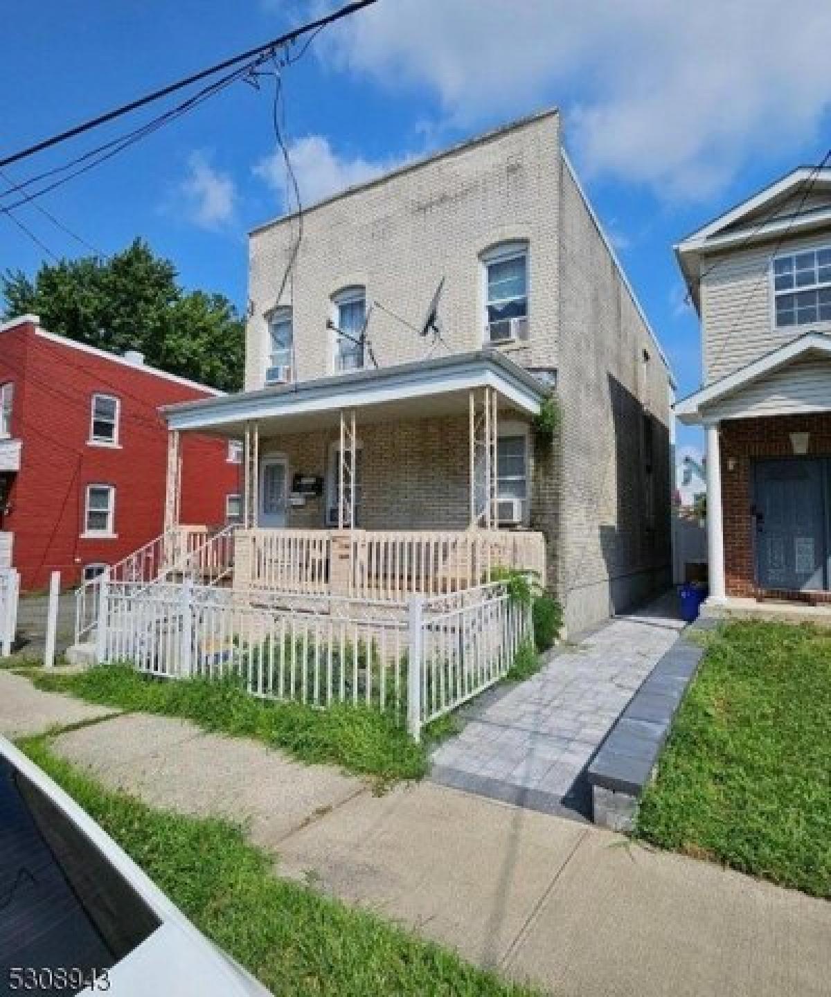 Picture of Home For Sale in Carteret, New Jersey, United States