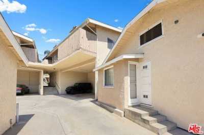 Home For Sale in Montrose, California