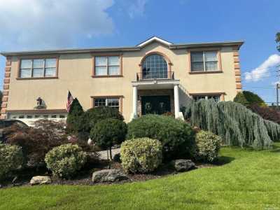 Home For Sale in Roslyn Heights, New York