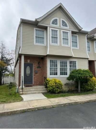 Home For Rent in Port Washington, New York