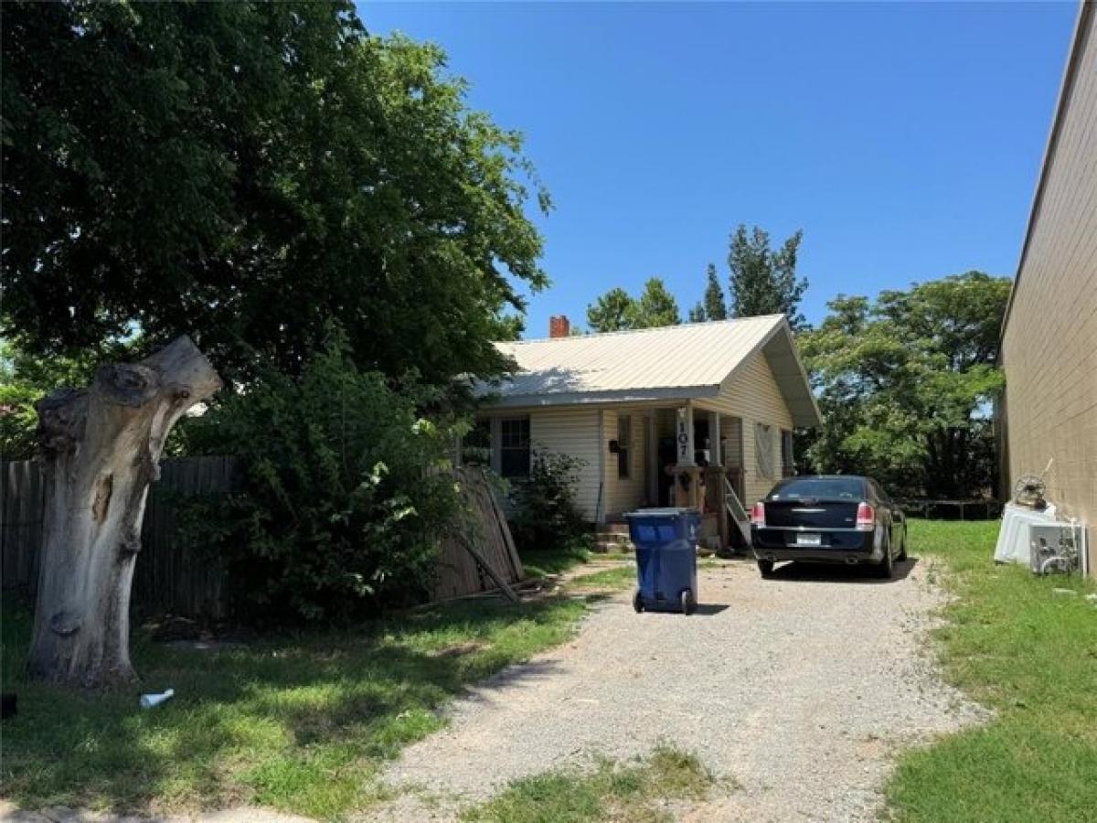 Picture of Home For Sale in Anadarko, Oklahoma, United States