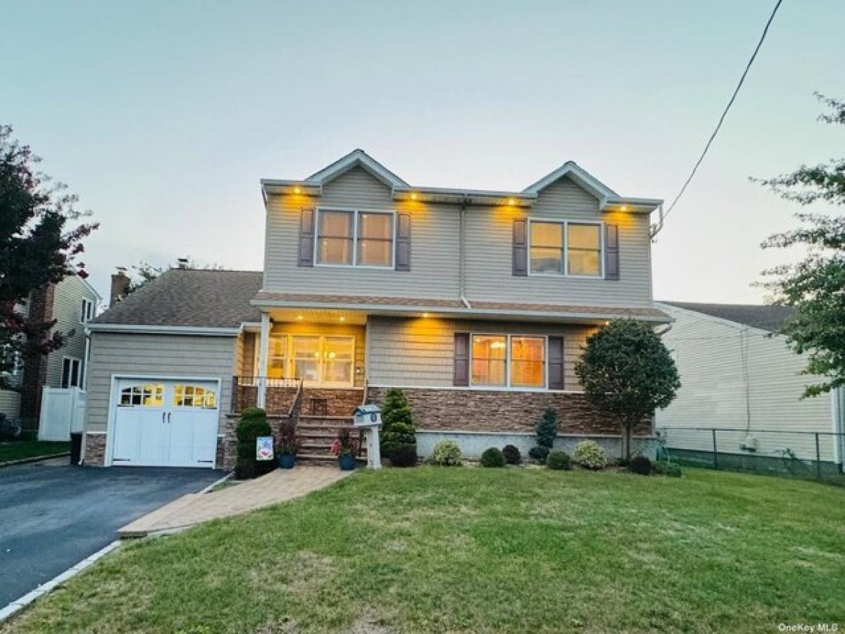 Picture of Home For Sale in Wantagh, New York, United States