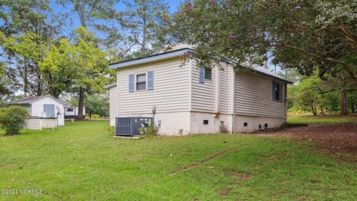 Picture of Home For Sale in Eagle Springs, North Carolina, United States