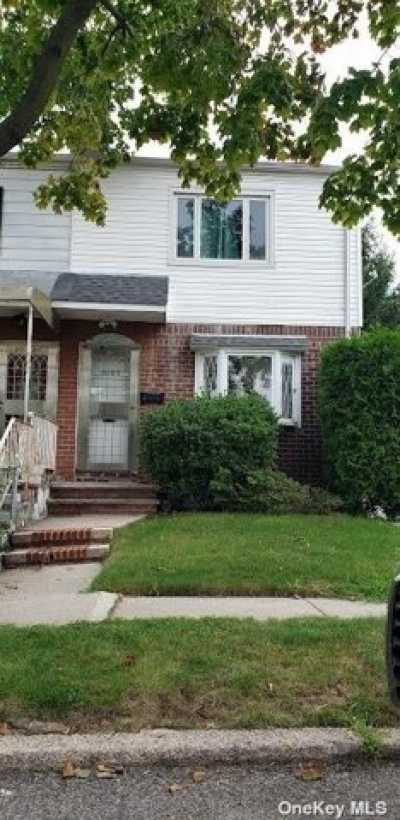 Home For Sale in Fresh Meadows, New York